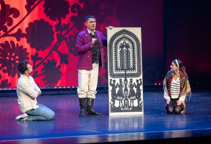 Aktorzy na scenie z ludową wycinanką