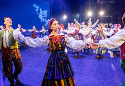 Na scenie Artyści w kostiumach opoczyńskich w trakcie wykonywania choreografii tanecznej