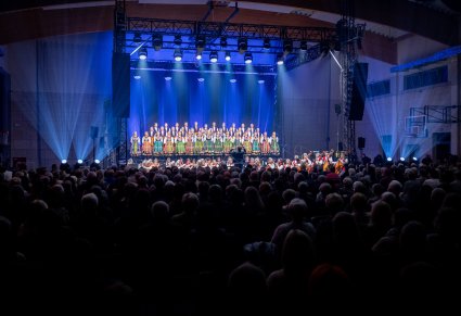 Sala Sportowa podczas koncertu, widoczna scena, chór, orkiestra i widownia