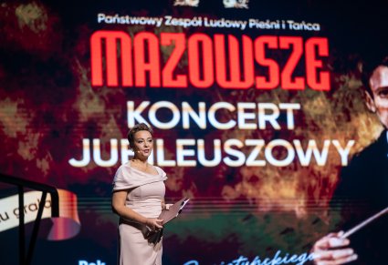 Prowadząca podczas otwarcia koncertu na scenie