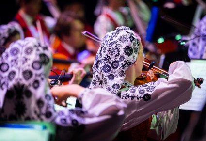 Zbliżenie na skrzypaczki podczas koncertu