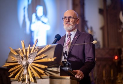 Mężczyzna przemawiający na ambonie