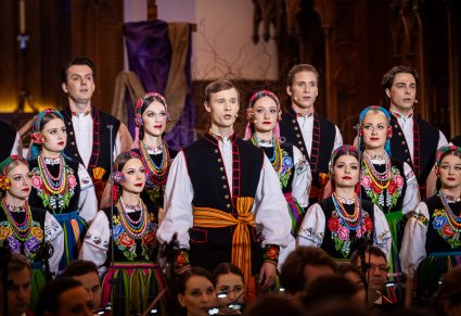 Zbliżenie na chór Zespołu "Mazowsze"