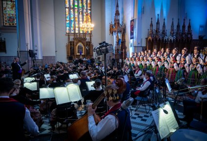 Chór i orkiestra Zespołu "Mazowsze" w trakcie występu w Konkatedrze pw. Niepokalanego Serca Najświętszej Maryi Panny w Sokołowie Podlaskim