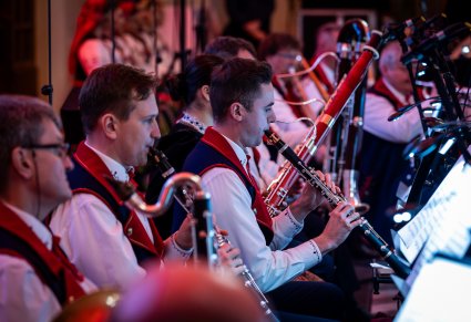 Zbliżenie na artystów orkiestry grających na obojach