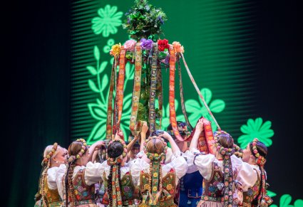 Tancerki w kostiumach pszczyńskich w figurze tanecznej