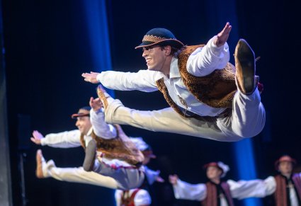 Tancerz w kostiumie jurgowskim w figurze tanecznej