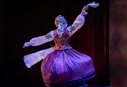 Zbliżenie na tancerkę w kostiumie wilanowskim w obrocie