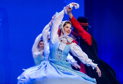 Zbliżenie na tancerkę w obrocie ubraną w kostium szamotulski