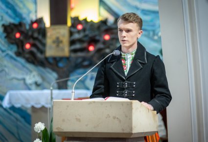 Artysta Zespołu "Mazowsze" podczas przemowy na mszy