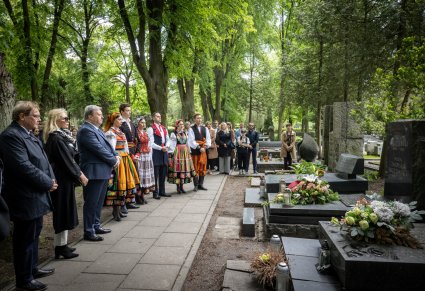 Zespół Mazowsze na cmentarzu