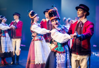 Zbliżenie na parę taneczną w kostiumach kurpiowskich na scenie