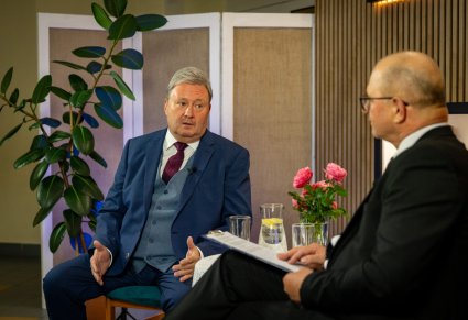 Dyrektor Jacek Boniecki podczas rozmowy z lokalnymi mediami