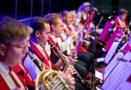 Zbliżenie na muzyków instrumentów dętych