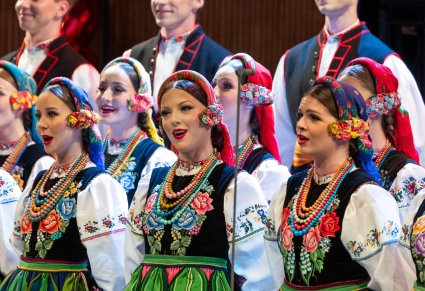 Zbliżenie na Artystki Chóru w kostiumach łowickich podczas śpiewu