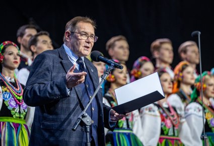 Konferansjer w trakcie zapowiedzi na scenie