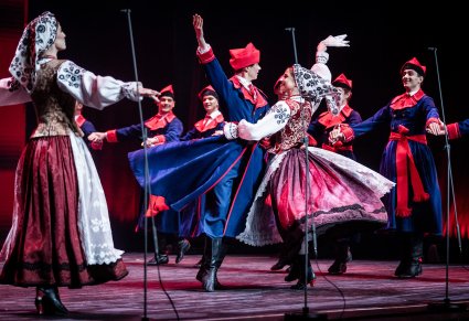 Zbliżenie na parę taneczną w kostiumach wilanowskich w obrotach na scenie