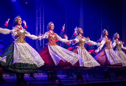 Tancerki w kostiumach wilanowskich w obrocie