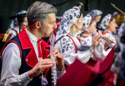 Zbliżenie na Muzyków w kostiumach wilanowskich