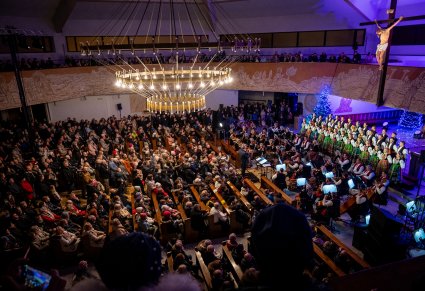 Chór, orkiestra i widownia podczas koncertu