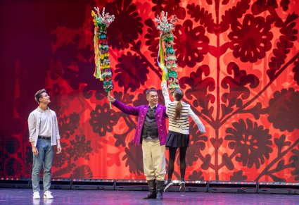 Aktorzy na scenie z palmami