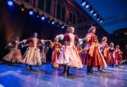 Artyści na scenie wykonujący choreografię taneczną w kontuszach