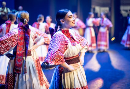 Zbliżenie na artystkę z Dubrownika w tradycyjnym kostiumie na scenie