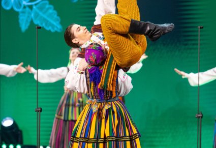 Na scenie para Artystów w kostiumach opoczyńskich w trakcie wykonywania spektakularnej choreografii tanecznej
