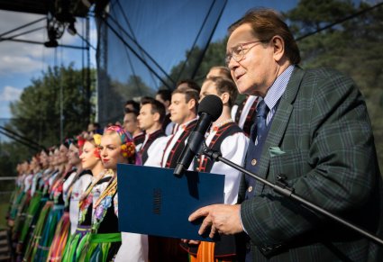 Konferansjer podczas zapowiedzi, w trakcie koncertu pieśni