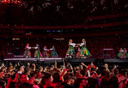 Artystki w kostiumach łowickich podczas koncertu na PGE Narodowy