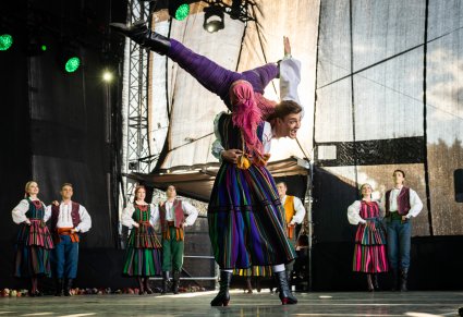 Zbliżenie na parę tancerzy, podczas oberka opoczyńskiego, w tle część baletu, wszyscy w kostiumach opoczyńskich