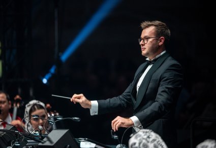 Zbliżenie na dyrygenta podczas koncertu