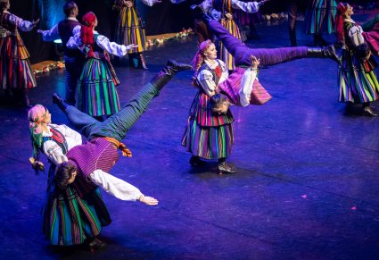 Tancerze w kostiumach opoczyńskich podczas akrobacji tanecznych