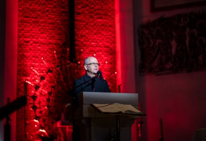 Duchowny wygłaszający przemówienie podczas koncertu w Bazylice Mniejszej św. Kazimierza w Radomiu