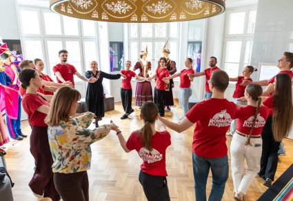 Zespół Masovia podczas zwiedzania Centrum Folkloru Polskiego "Karolin"