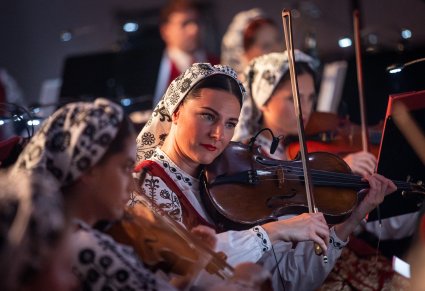 Zbliżenie na skrzypaczkę podczas koncertu