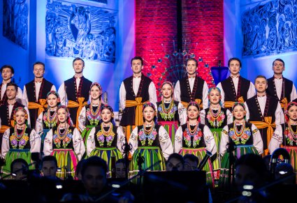Chór Zespołu "Mazowsze" w kostiumach łowickich w trakcie występu w Bazylice Mniejszej św. Kazimierza w Radomiu
