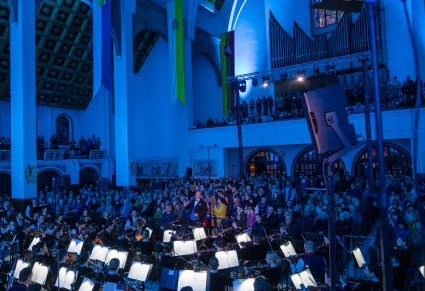 Orkiestra i widzowie podczas koncertu w Bazylice Mniejszej św. Kazimierza w Radomiu