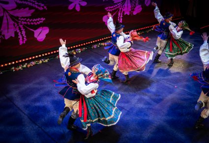 Pary taneczne w kostiumach limanowskich w trakcie obrotów na scenie