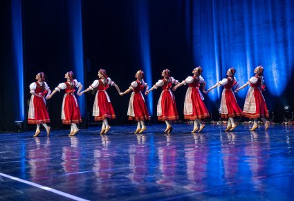 Tancerki w kostiumach jurgowskich na scenie