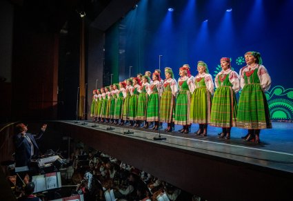 Chór w kostiumach kurpiowskich podczas występu