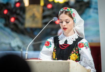 Artystka Zespołu "Mazowsze" podczas przemowy na mszy