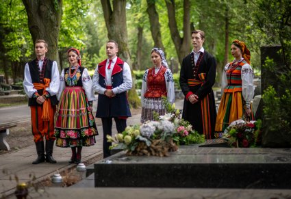 Artyści Zespołu "Mazowsze" na cmentarzu