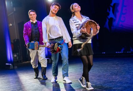 Aktorzy z instrumentami kaszubskimi na scenie