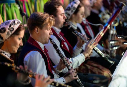 Zbliżenie na Muzyków z Orkiestry grających na instrumentach