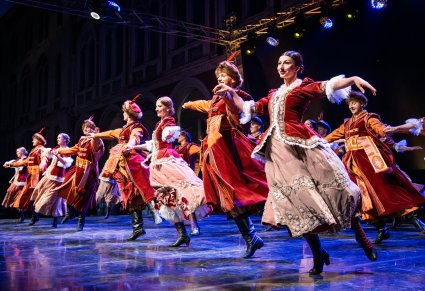 Artyści na scenie wykonujący choreografię taneczną w kontuszach