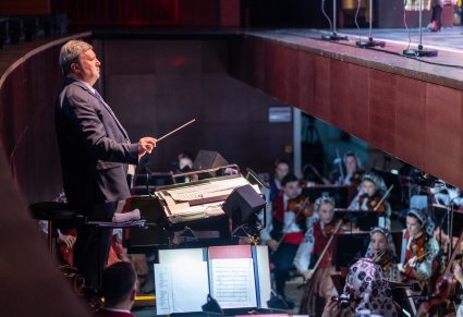 Dyrygent wraz z orkiestrą podczas koncertu