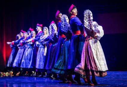 Tancerze w kostiumach wilanowskich na scenie