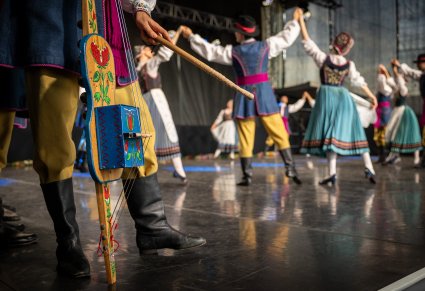 Grupa tancerzy w kostiumach kaszubskich na scenie