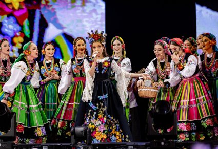 Artystki w kostiumach łowickich z Sanah podczas koncertu na PGE Narodowy